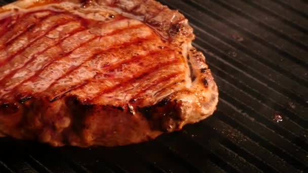 牛ステーキのグリル — ストック動画