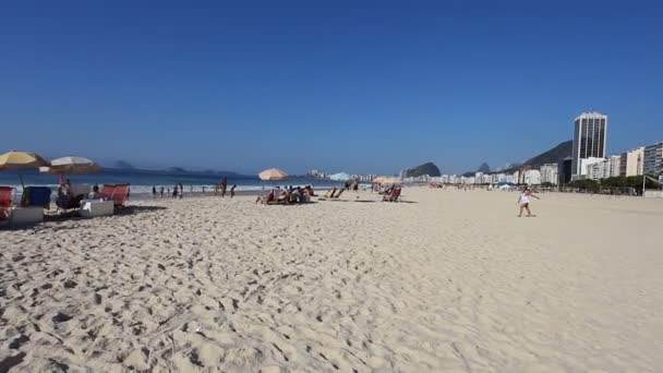 Az Ipanema strandon, Rio de Janeiro — Stock videók