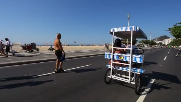 Caminando por el mar — Vídeo de stock