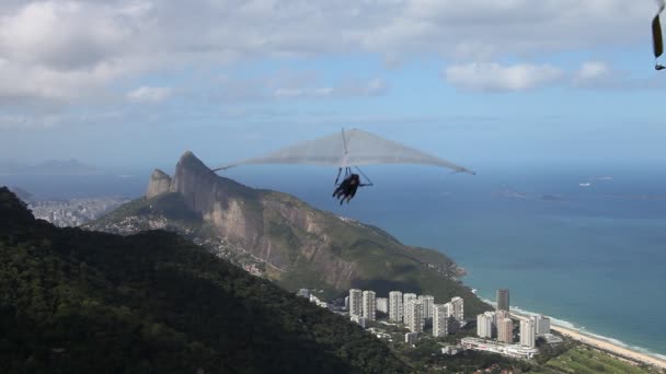 Voo de deslizamento na bela pedra — Vídeo de Stock