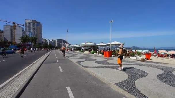 Zweefvliegen vlucht in de prachtige steen — Stockvideo