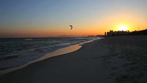 Západ slunce na pláži Barra da Tijuca — Stock video