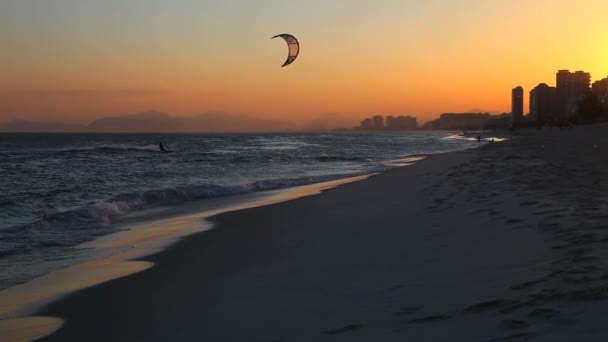 Západ slunce na pláži Barra da Tijuca — Stock video