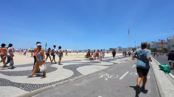 Caminhada ao longo do mar — Vídeo de Stock