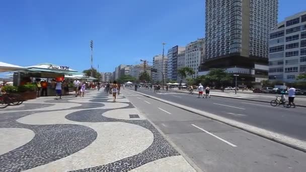 Caminhada ao longo do mar — Vídeo de Stock