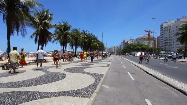 Caminando por el mar — Vídeos de Stock