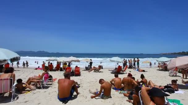 Menschen, die sich am Strand ausruhen — Stockvideo