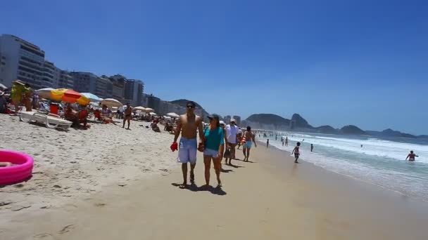 People walking along the beach — Stock Video