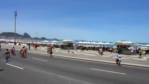 Route de marche le long de la mer — Video