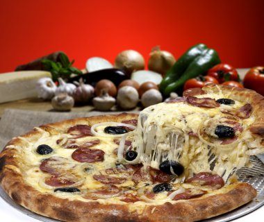 Tahta masada servis edilen lezzetli pizza.