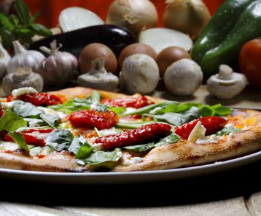 Tahta masada servis edilen lezzetli pizza.