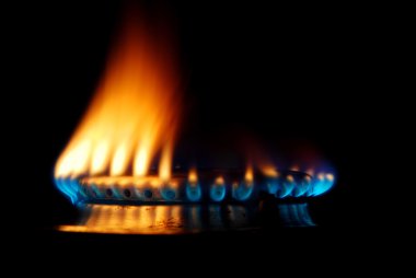 Mutfak gaz sobasından gaz yanıyor.