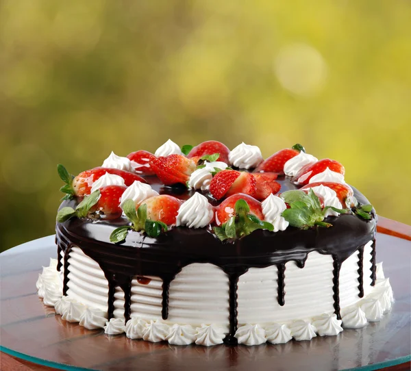 Chocolate cake with cream and strawberries — Stock Photo, Image