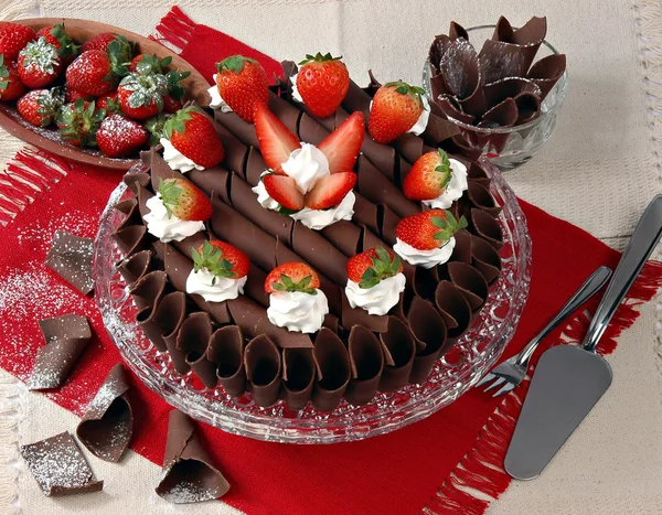 Κέικ σοκολάτας με κρέμα γάλακτος και φράουλες — Φωτογραφία Αρχείου