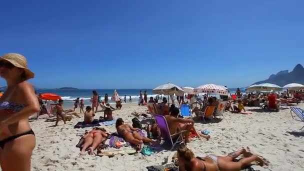 Menschen, die sich am Strand ausruhen — Stockvideo