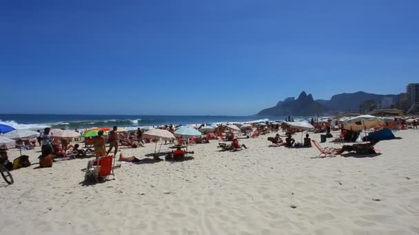 Personas descansando en la playa — Vídeos de Stock