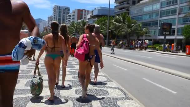 해변에 가는 사람들 — 비디오