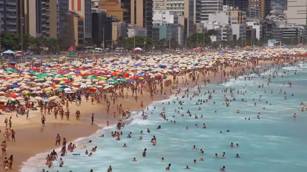 Az Ipanema strandon, Rio de Janeiro — Stock videók