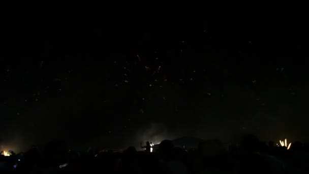 Espectacular espectáculo de fuegos artificiales en la playa de Copacabana — Vídeos de Stock