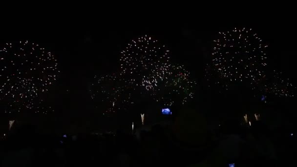 Spectaculaire vuurwerk in Copacabana beach — Stockvideo