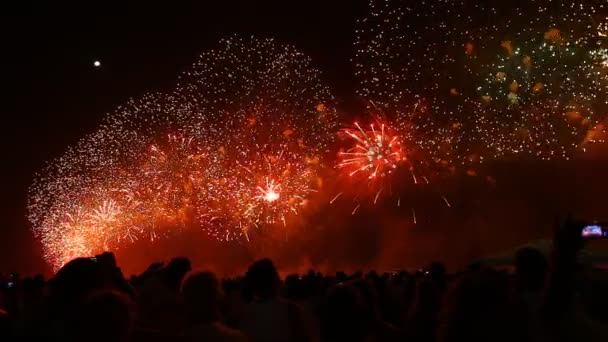 Espetacular exibição de fogos de artifício na praia de Copacabana — Vídeo de Stock