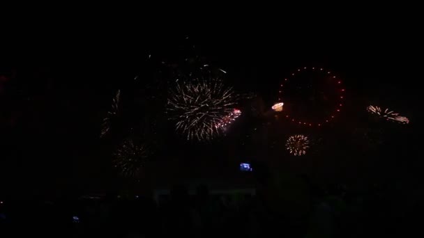 Spektakulära fyrverkeri på Copacabana beach — Stockvideo