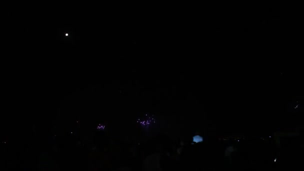 Espectacular espectáculo de fuegos artificiales en la playa de Copacabana — Vídeos de Stock