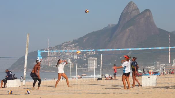 Lidí, kteří hrají volejbal na pláži — Stock video