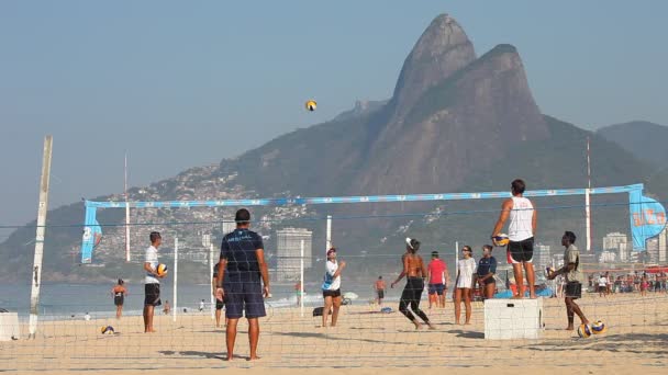 Mensen spelen volleybal op het strand — Stockvideo