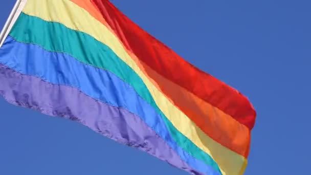 Arcobaleno Gay Pride Bandiera su sfondo cielo blu — Video Stock