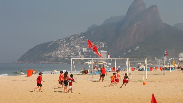 Παιδιά που παίζουν ποδόσφαιρο στην παραλία — Αρχείο Βίντεο