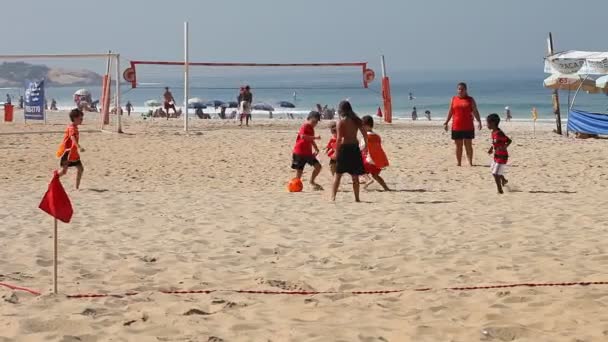 Děti hrají fotbal na pláži — Stock video