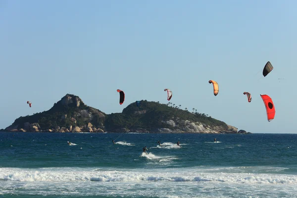 Kitesurf at beach Barra da Tijuca — 图库照片