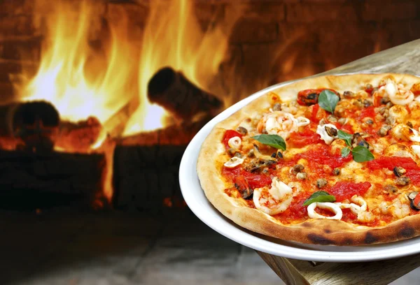 Pizza italiana fresca y sabrosa —  Fotos de Stock