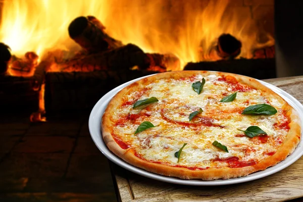 Frische und leckere italienische Pizza — Stockfoto