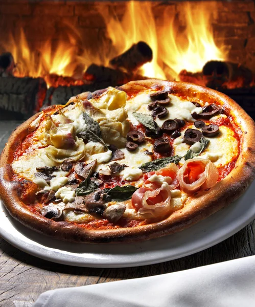 Свіжа і смачна італійська піца — стокове фото