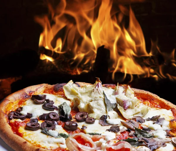 Pizza italiana fresca y sabrosa — Foto de Stock