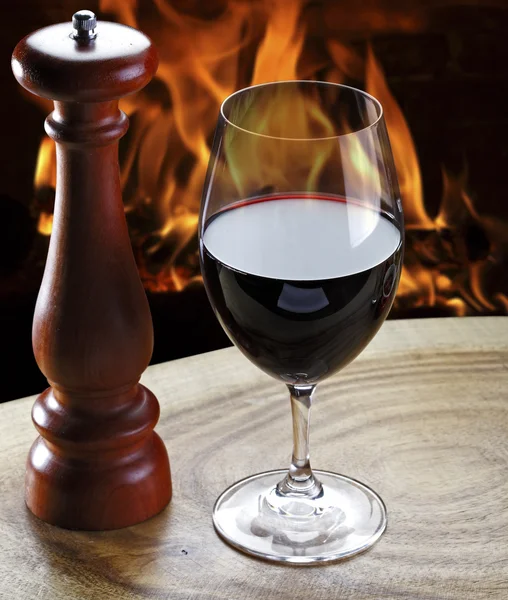 Copo de vinho tinto e uma lareira — Fotografia de Stock