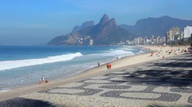 Rio de Janeiro sahilde insanlar