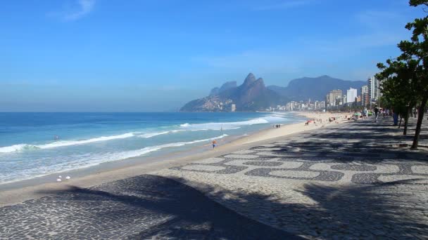 Gente en la playa de Río de Janeiro — Vídeo de stock
