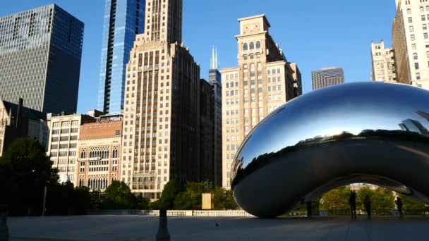 Pan recht van Cloud Gate door de dag, The Bean. — Stockvideo