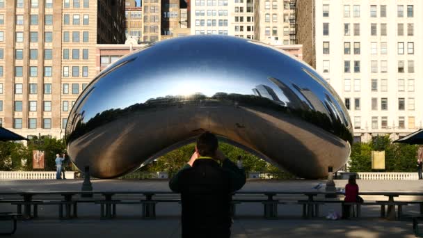 Pan a destra di Cloud Gate di giorno, The Bean . — Video Stock