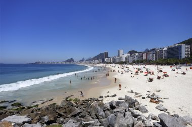 Rio de Janeiro sahilde insanlar