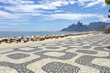 Rio de Janeiro sahilde insanlar