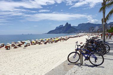 Rio de Janeiro sahilde insanlar