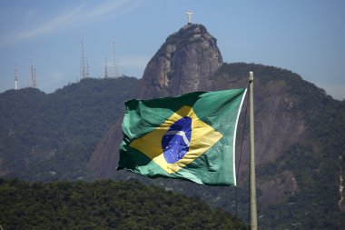 Brezilya bayrağı sallayarak