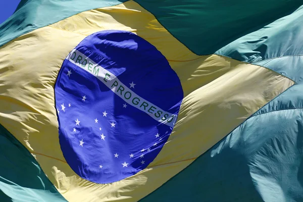 Macha flagą brazylijski — Zdjęcie stockowe