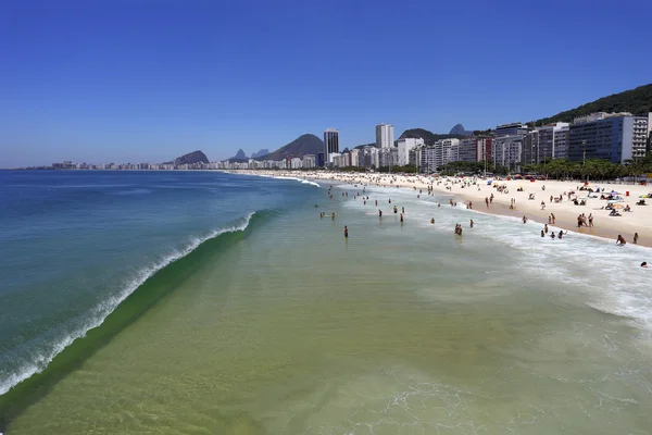 Lidé na pláži v Rio de Janeiru — Stock fotografie