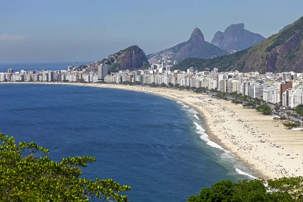 Människor på stranden i Rio de Janeiro — Stockfoto