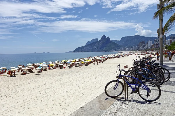 People on the Beach in Rio de Janeiro — Stock Photo, Image